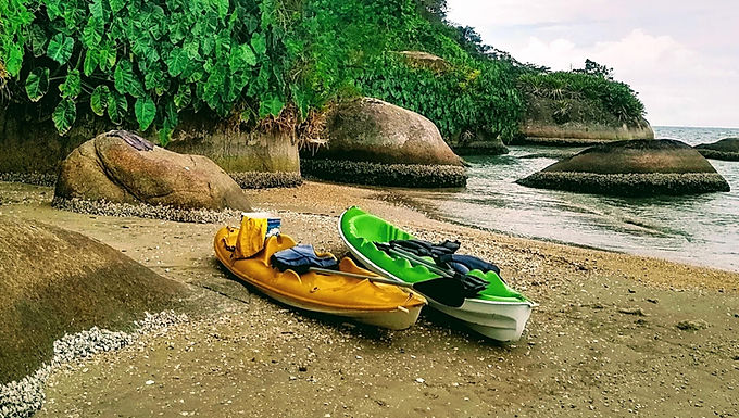 Un pagayage dynamique entre les îles de la baie, offrant des paysages ouverts et des vues sur le centre historique de Paraty.