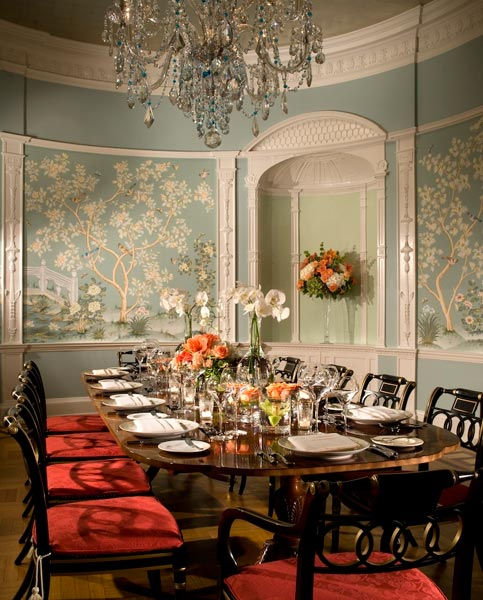 Comedor en el penthouse del hotel Stoneleigh. No hay mantel, dado que la mesa es de muy alta calidad para que se muestre, aunque siempre con plato de base. Una excepción del protocolo de mesa cuando la mesa por su calidad amerita ser mostrada.