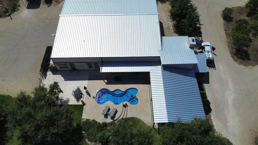Built with professionally fabricated 2-inch standing seams and U.S. mill steel, this Uvalde roofing project delivers long-term strength, durability, and a clean, modern appearance.