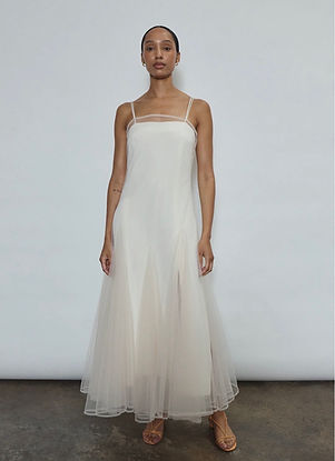 Kamperett Camille - minimalist bridal fashion editorial at anwe bridal Hamburg