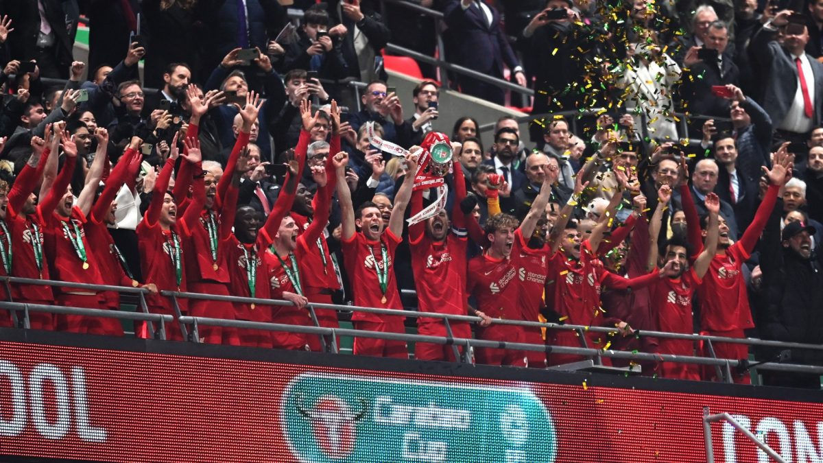 Liverpool-EFL-Cup-trophy-celebration-022722-e1646300353863.jpg