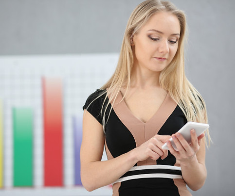 blond-business-woman-uses-mobile-offer-trading-forex_151013-10430.jpg
