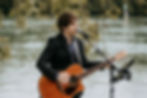 Der Schweizer Musiker und Sänger Kevin Schneeberger spielt an einer Hochzeit unter freiem Himmel.