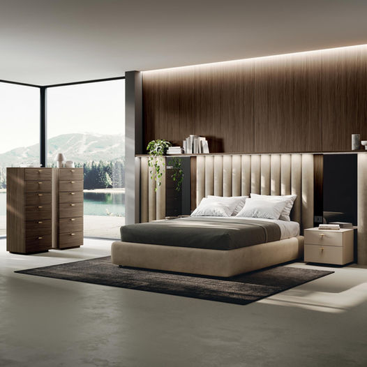 Elegantni dizajn spavaće sobe sa noćnim stočićima i krevetom.