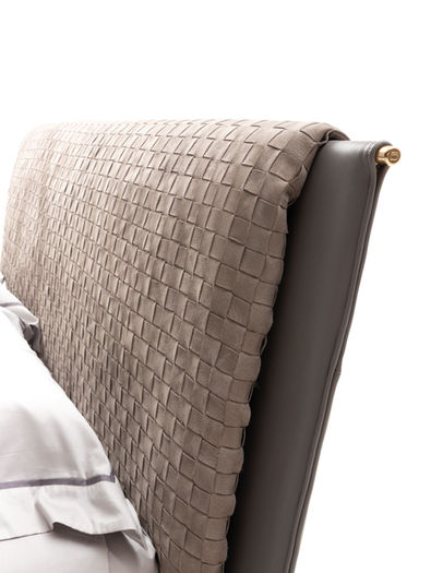 Ručni rad na uzglavlju kreveta od kože - Ulivi Salotti