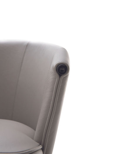 Detalji kožne stolice u bež boji. Alba Dominante