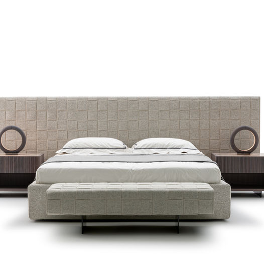 Atmosfera spavaće sobe sa luksuznim komadima, noćni stočići od drveta i kožni krevet