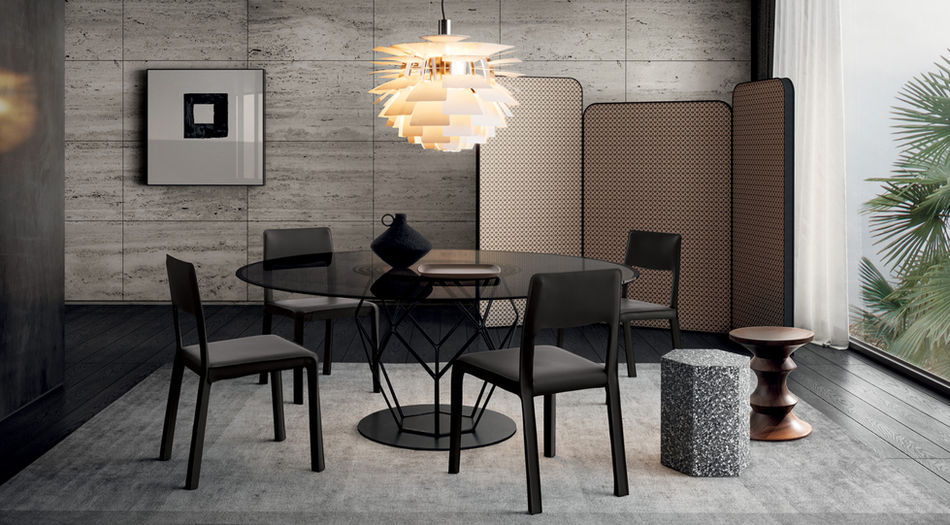 Trpezarijski sto sa stolicama i lampom u elegantnoj sobi. Alba Dominante.