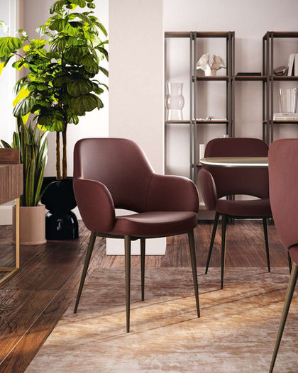 Crvene stolice u modernoj dnevnoj sobi sa zelenim biljkama i policama.