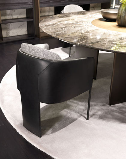 Crna stolica pored okruglog stola, moderan enterijer, siva tkanina, Alba Dominante