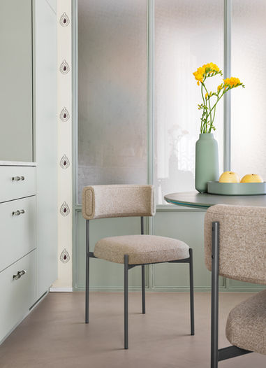 Moderna stolica sa metalnim nogama i štofom. Alba Dominante