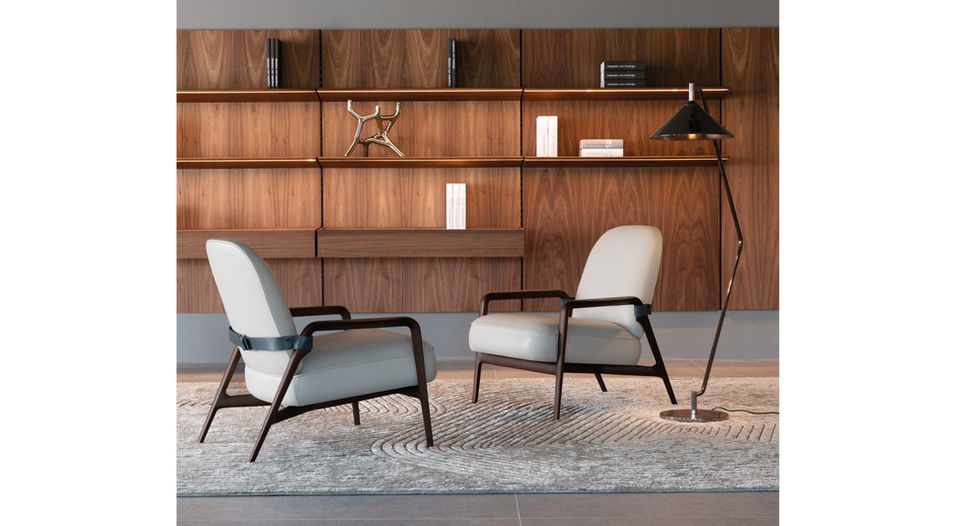 Dve moderne fotelje od kože i drveta sa detaljem kožnog kaiša - Ulivi Salotti