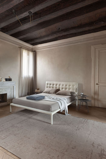 Krevet bež boje izrađen u koži - Alivar