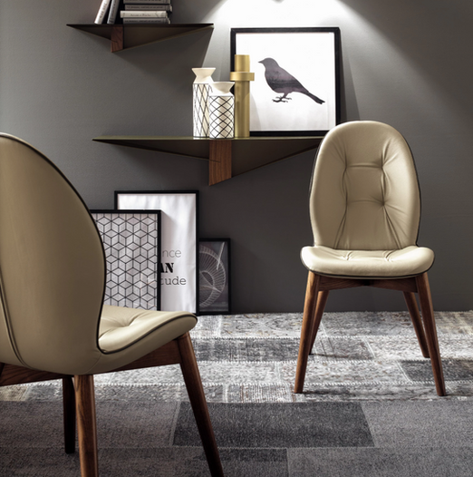 Dve bež stolice sa drvenim nogama u elegantnom enterijeru