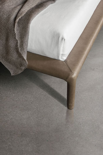 Detalji baze kreveta obložen kožom - Alivar