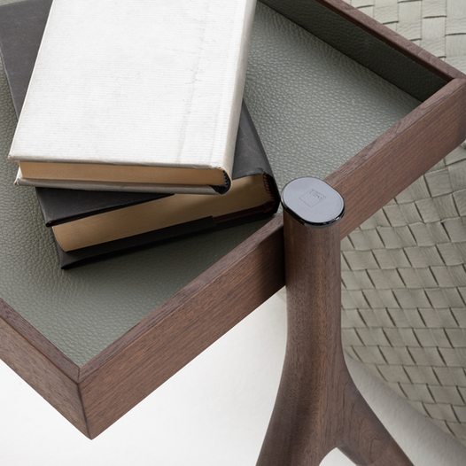 Detalji klub stola koji može biti i noćni stočić od kože i drveta.