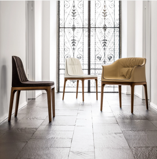 Tri elegantne stolice sa drvenim nogama, u hodniku, STOLICE, Alba Dominante.