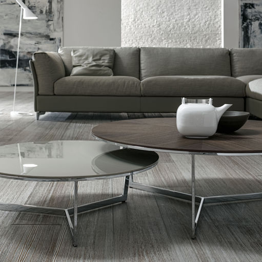 Dnevna soba sa braon sofom i belim KLUB stolovi. Alba Dominante.