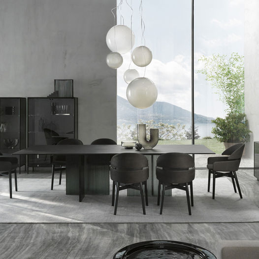 Ambijent sa trpezarijskim stolom od stakla i kožnim stolicama - Fiam