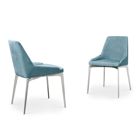 Dve plave stolice. Elegancija i moderan dizajn. Alba Dominante