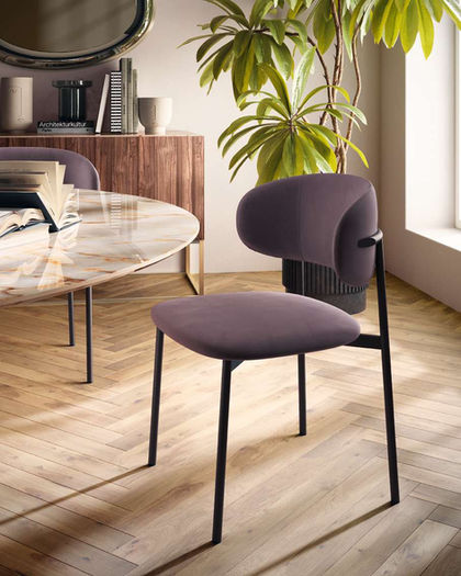 Ljubičasta stolica sa metalnom bazom u modernom enterijeru. Alba Dominante