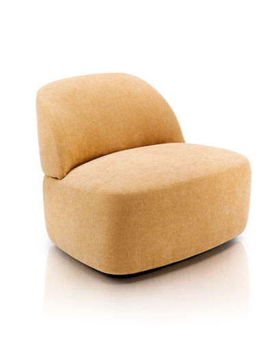 Žuta udobna fotelja na beloj pozadini, idealna za sedenje i opuštanje. Alivar