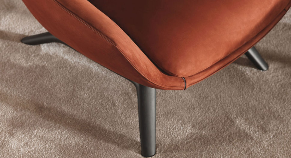 Detalji fotelje od kože u crvenoj boji sa metalnom bazom - MisuraEmme