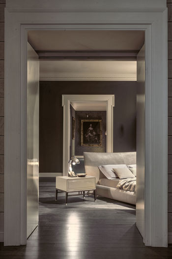 Ambijent spavaće sobe sa lakiranim noćnim stočićem i luksuznim krevetom