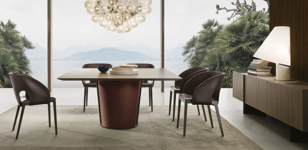 Trpezarijski sto sa stolicama u luksuznom ambijentu. Alba Dominante.