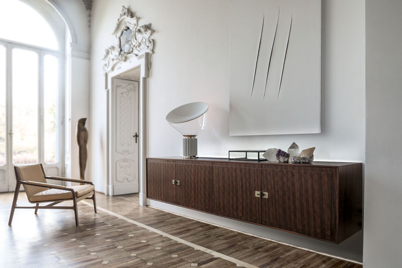 Fotelja u ambijentu koji odiše francuskim stilom - Alivar