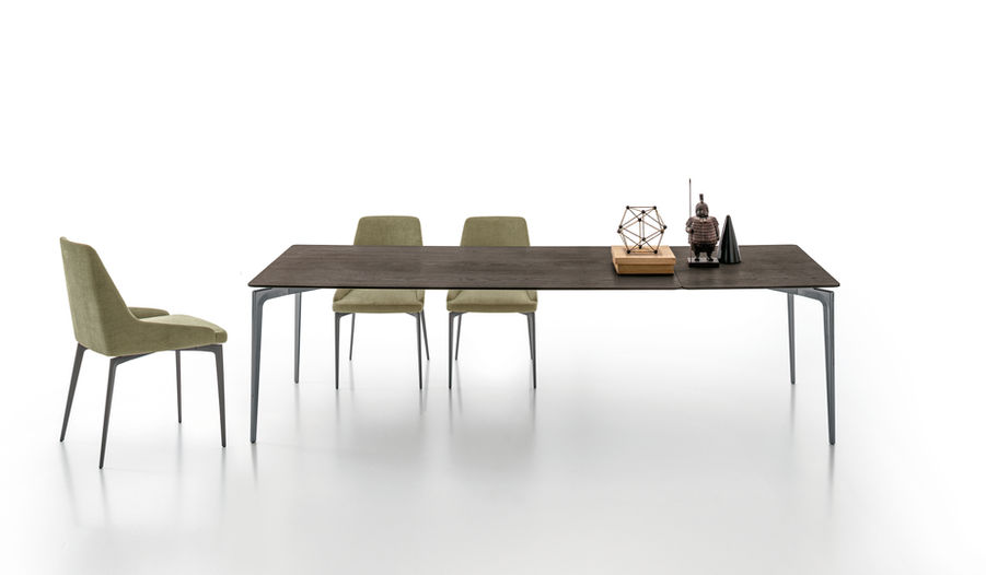 Dugačak sto sa stolicama - Alivar