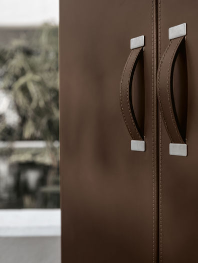 Detalji komode za spavaću sobu. Ručice od kože