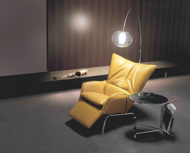 Žuta fotelja sa lampom i stočićem, Alba Dominante komforna i elegantna.