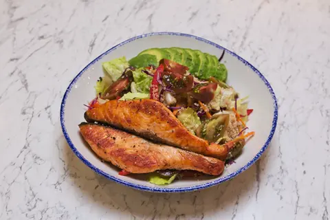 סלט קינואה סלמון