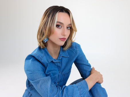 The Power of Effortless Beauty: Hair and Makeup That Elevates Denim