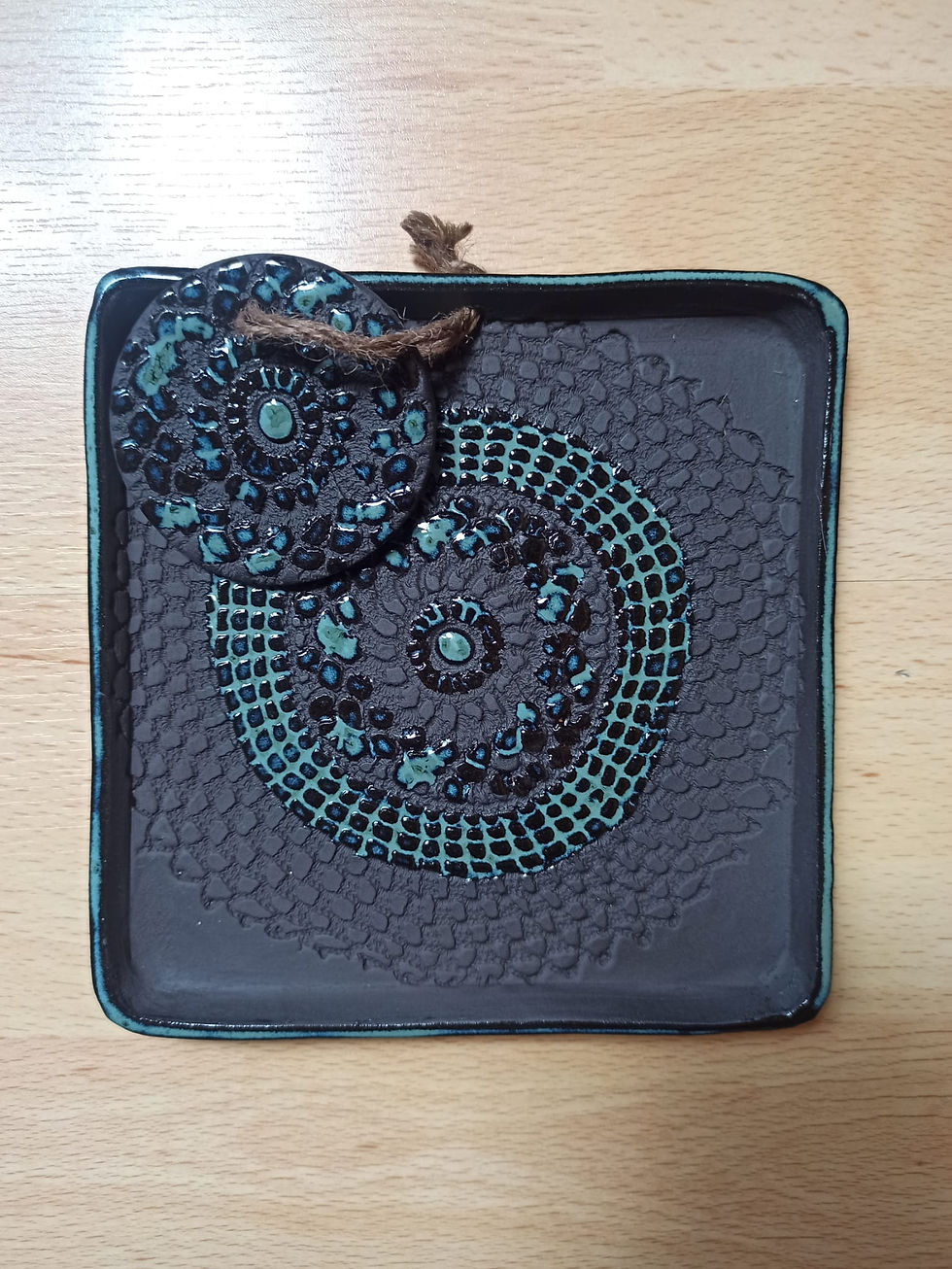 Porte-serviettes noir mat et turquoise - médaillon