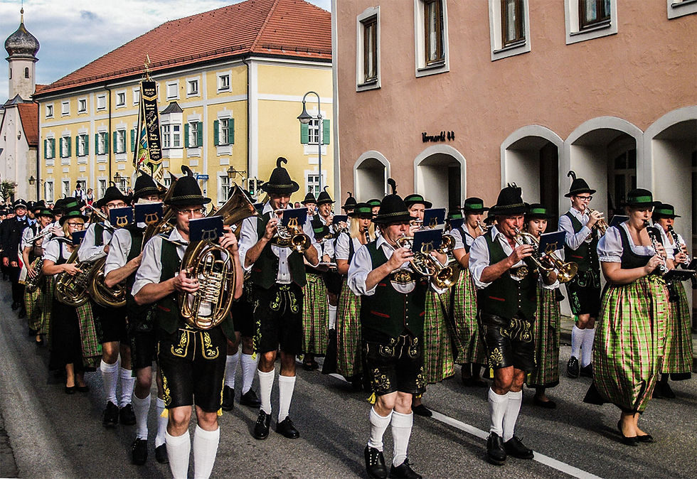 Orgelpfeifer-Trostberg-Volksfestaufzug.jpg