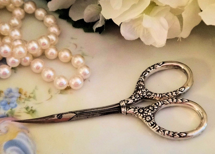 antique-sewing-scissor-02.jpg