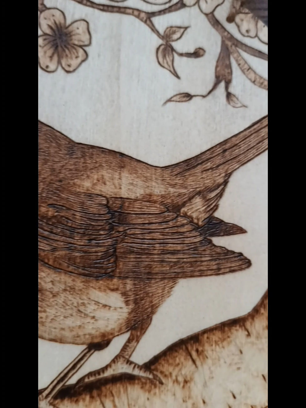 Miniature : Vidéo de présentation de la décoration murale représentant un rouge gorge sur une branche sous des fleur de cerisier