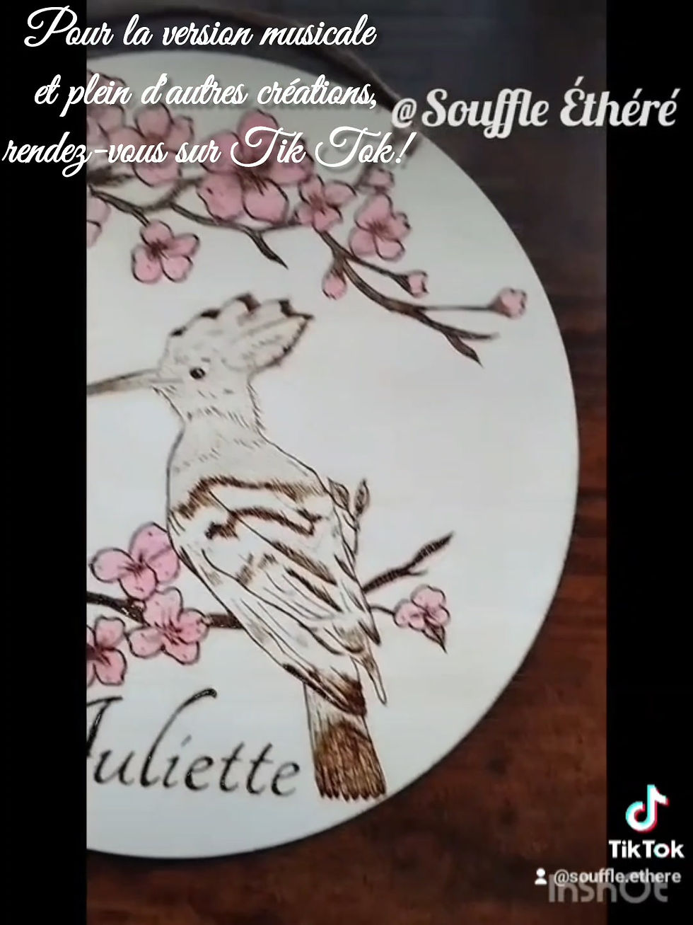 Miniature : Video de présentation d'une décoration artisanale représentant une huppe fasciée posée sur une branche de cerisier en fleurs.