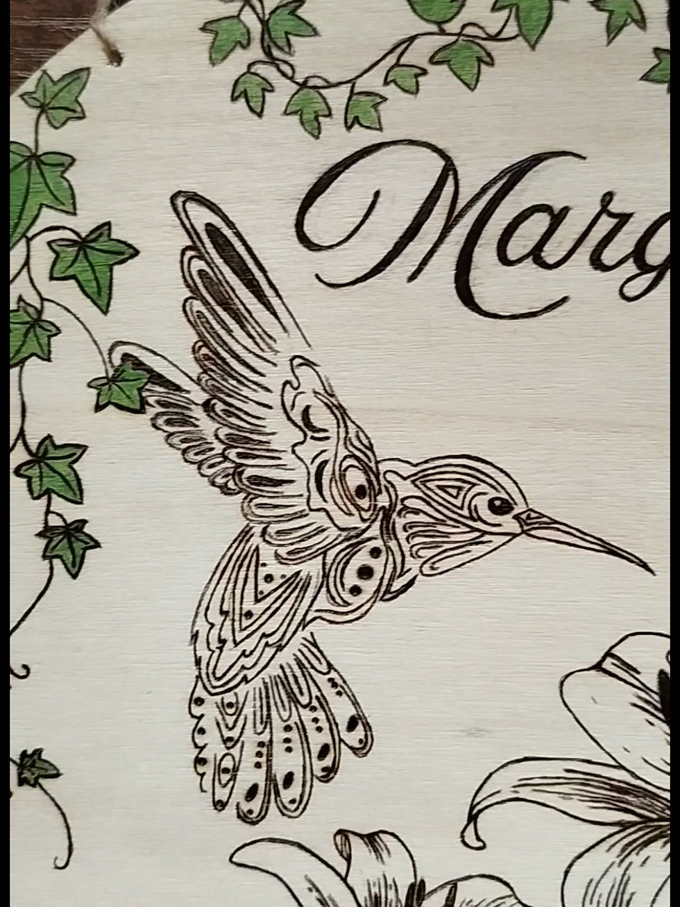 Miniature : Vidéo de présentation de la décoration murale Colibri en bois personnalisable avec un prénom