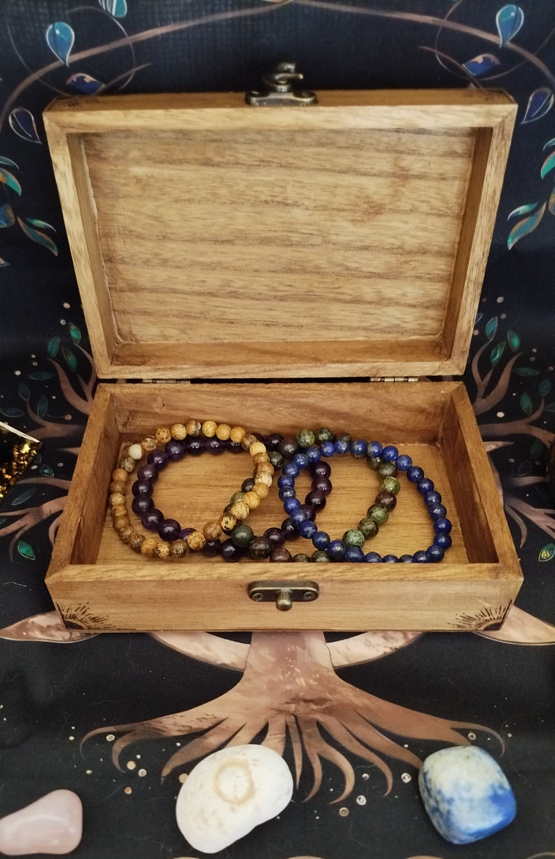 Miniature : Boite en bois gravée à la main motif triple lune et symboles délicats avec des bracelets à l'intérieur.