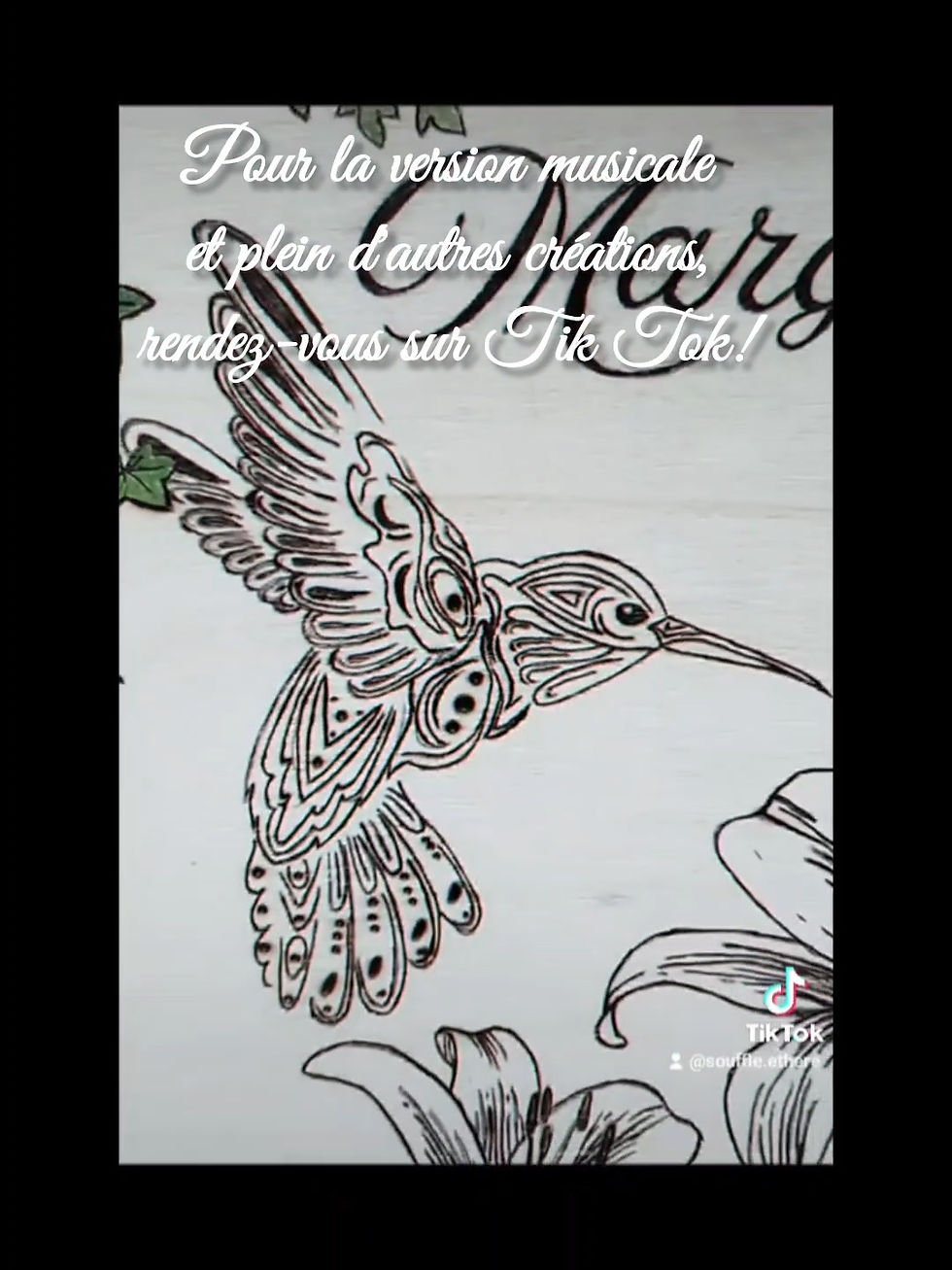 Miniature : Vidéo tiktok de présentation de la décoration murale en bois gravée à la main motif colibri en vol avec fleurs de lys