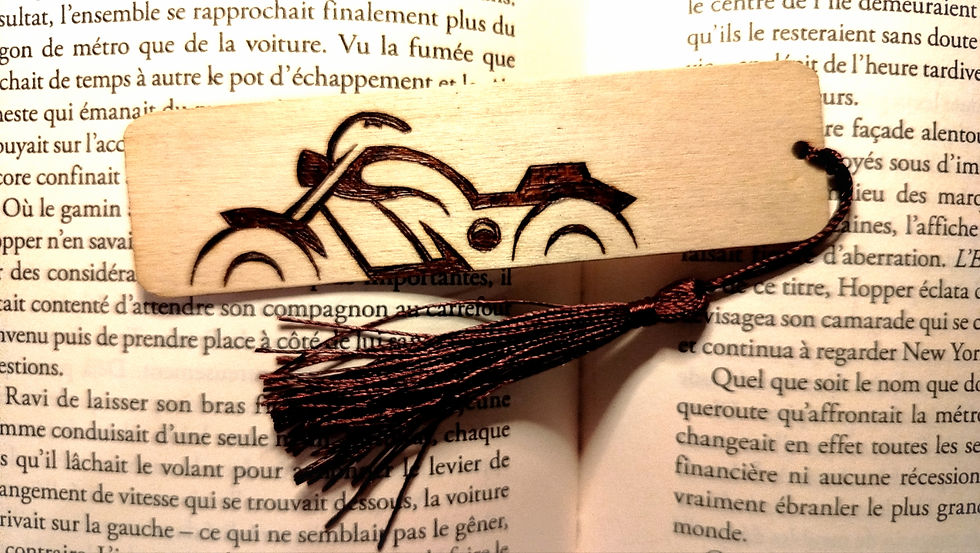 Miniature : Marque page en bois gravé à la main avec une moto custom orné d'un pompon marron