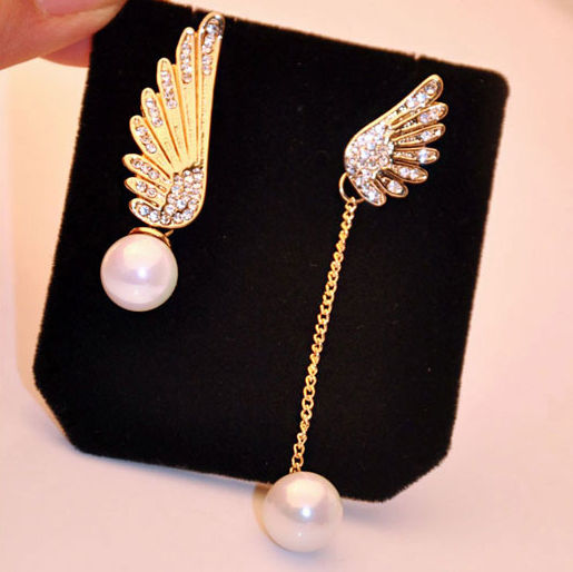 Brincos de asas de anjo com pérolas e borlas assimétricas