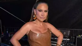 Simone recebe presentes inusitados de fãs durante show e compartilha nas redes