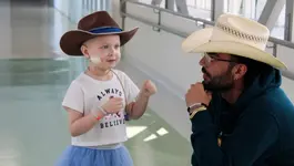 Luan Pereira visita fã mirim em hospital de Blumenau e emociona durante surpresa