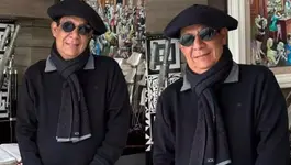 Zeca Pagodinho encanta ao exibir look de inverno no Rio de Janeiro