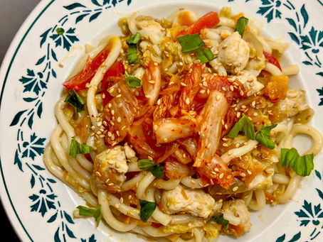Nouilles Udon sautées poulet, légumes et kimchi