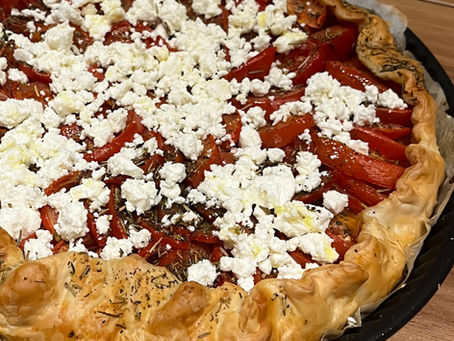 Tarte feuilletée au thon, pesto vert crémeux et tomates, feta émiettée